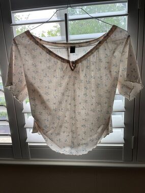 Light Cream Floral Lace-Trim Short Sleeve Top